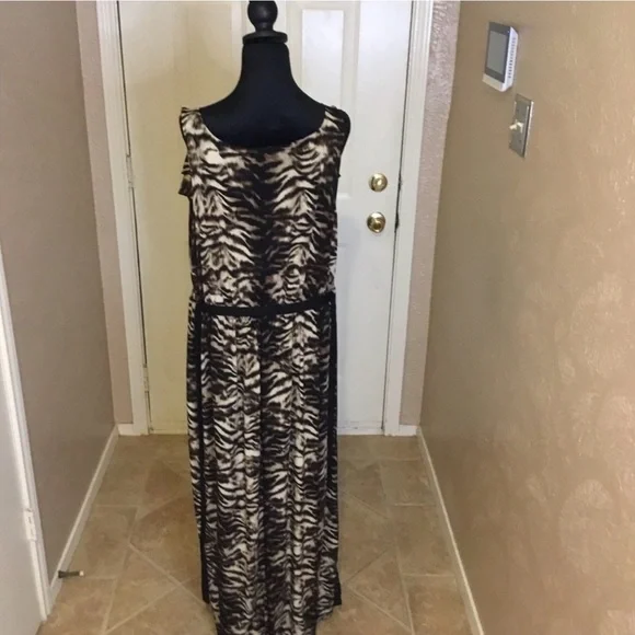 Susan Lawrence Black and Cream Patterned Maxi Dress - Picture 3 of 3